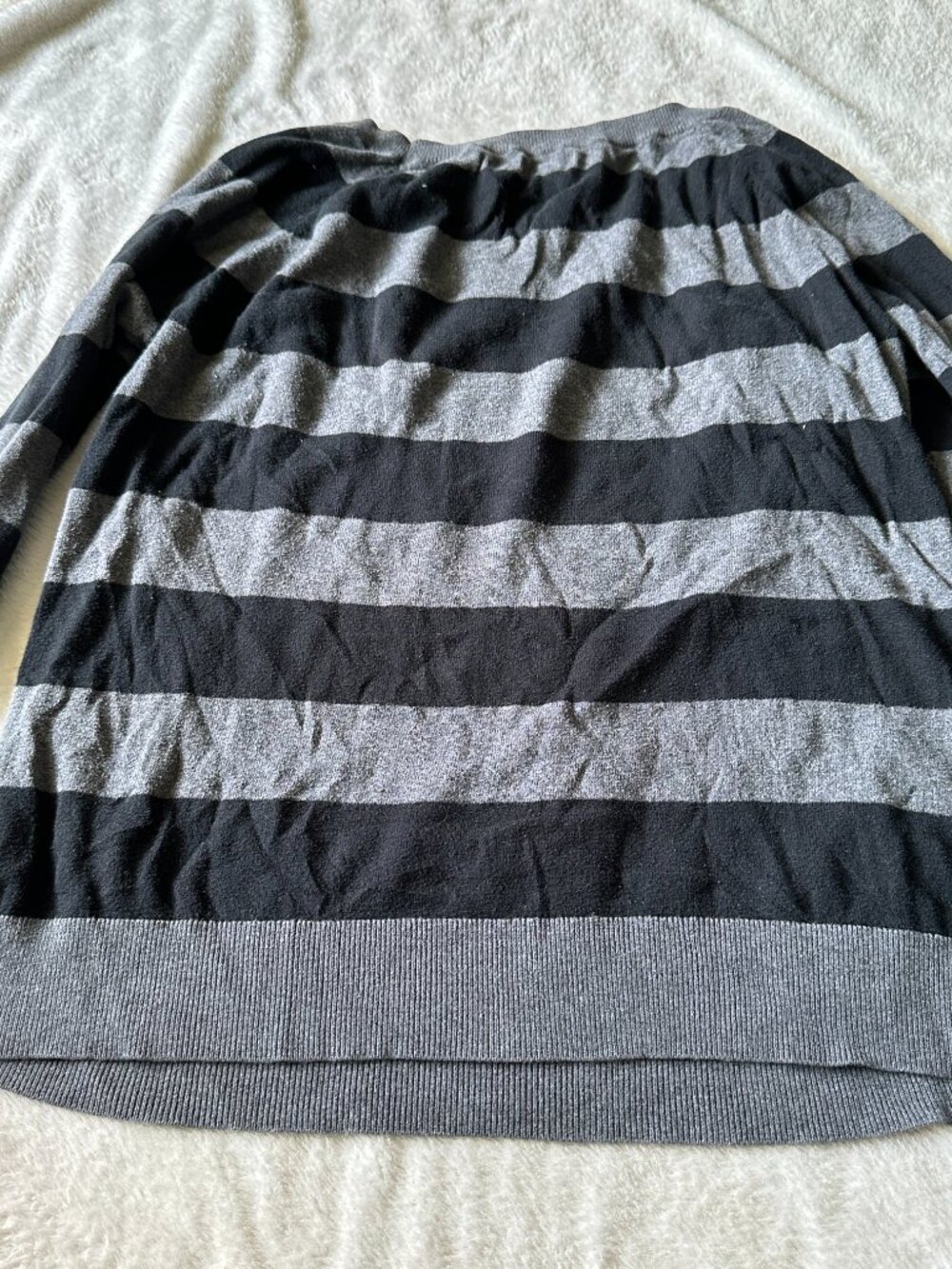 4 Women's Sweater Bundle - Picture 4 of 13